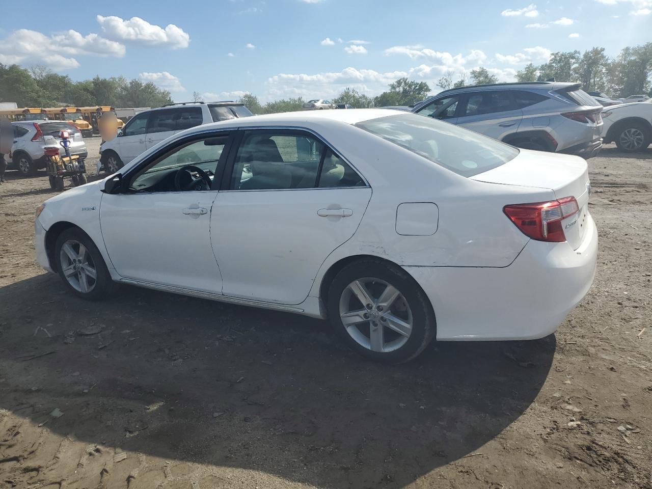 2014 Toyota Camry Hybrid - Image 2