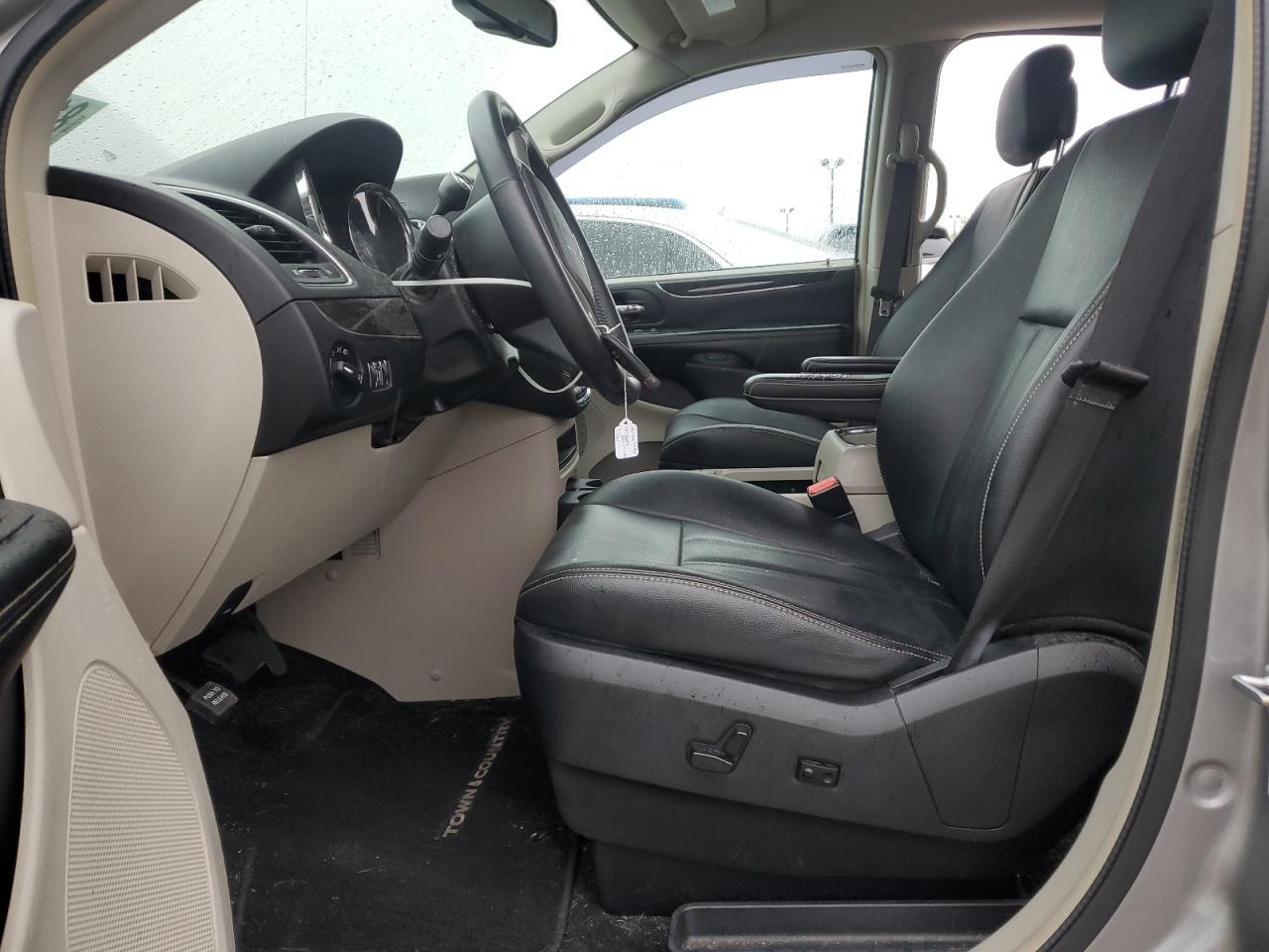 2016 Chrysler Town & Country Touring - Фото 7