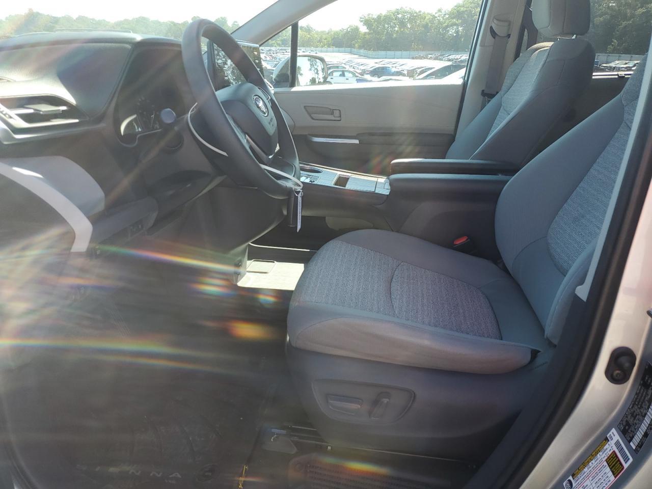 2021 Toyota Sienna Le - Фото 7