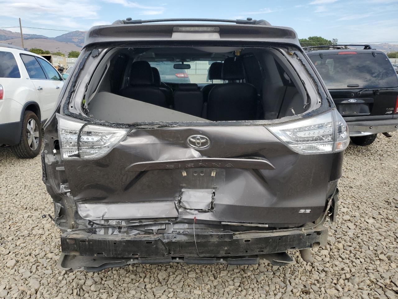 2017 Toyota Sienna Se - Фото 6