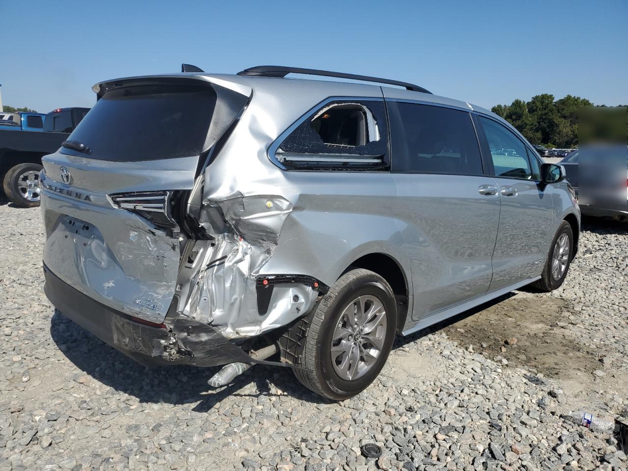 2021 Toyota Sienna Le - Фото 3