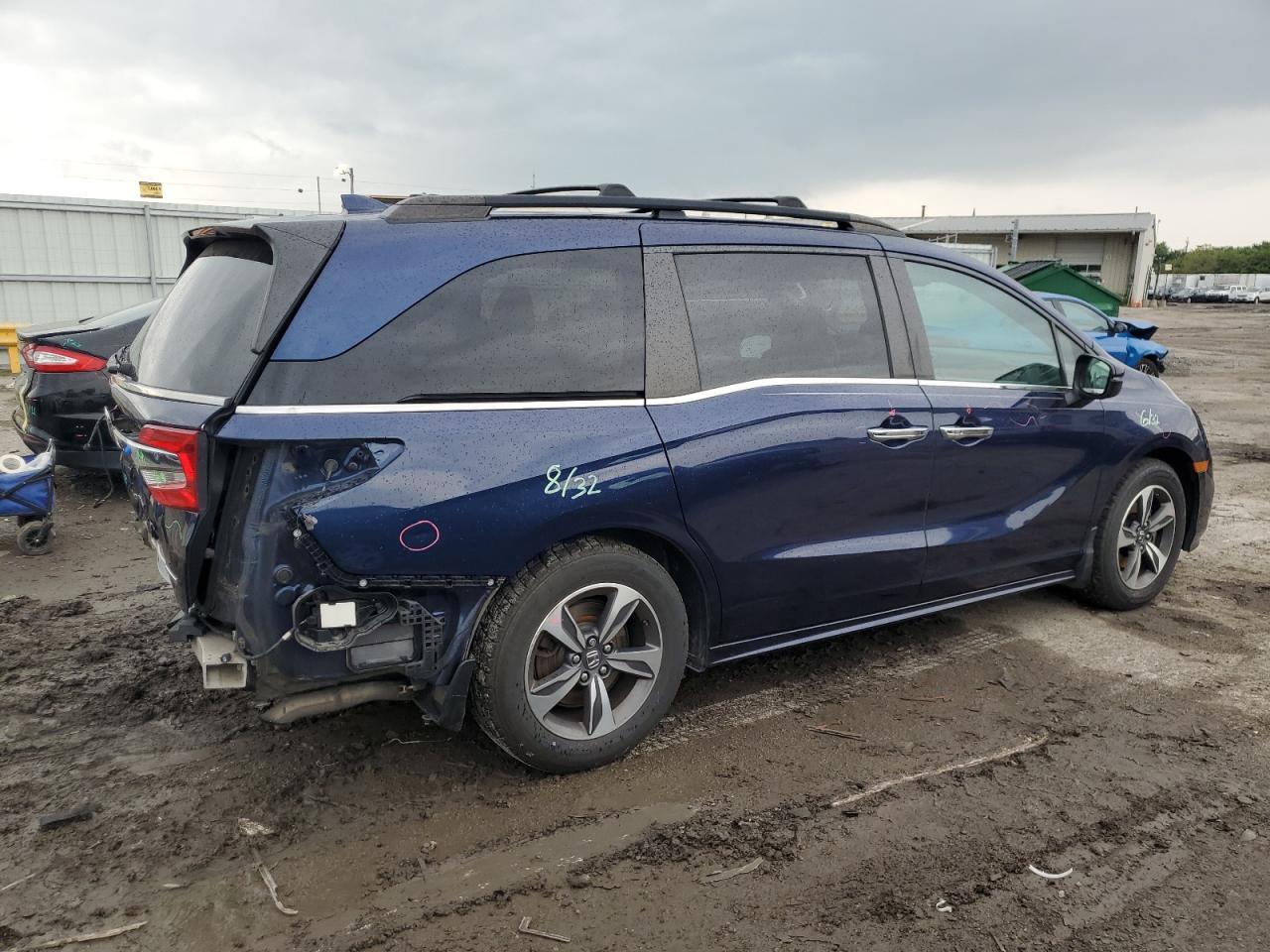 2018 Honda Odyssey Touring - Image 3