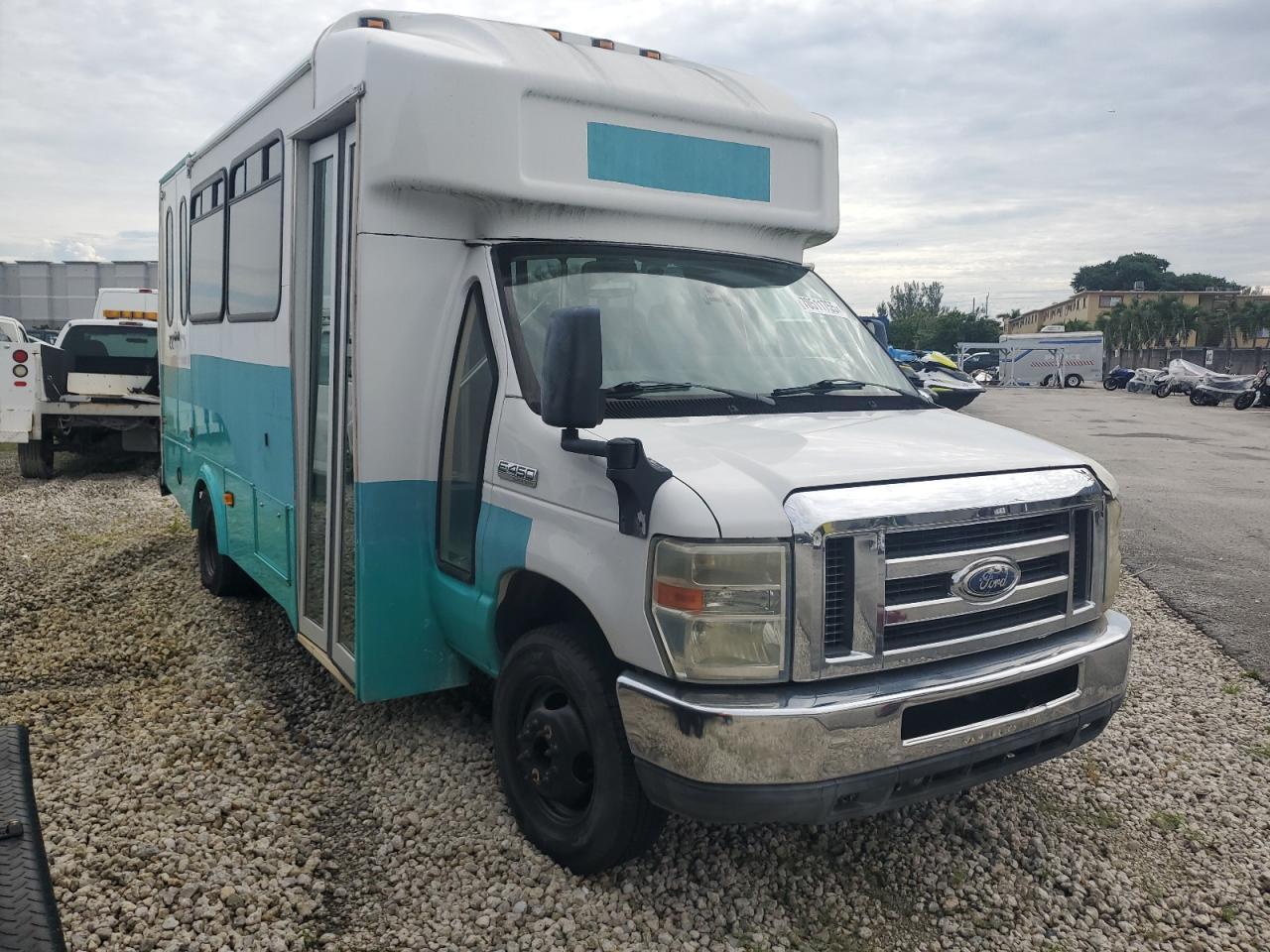 2015 Ford Econoline E450 Super Duty Cutaway Van - Фото 4