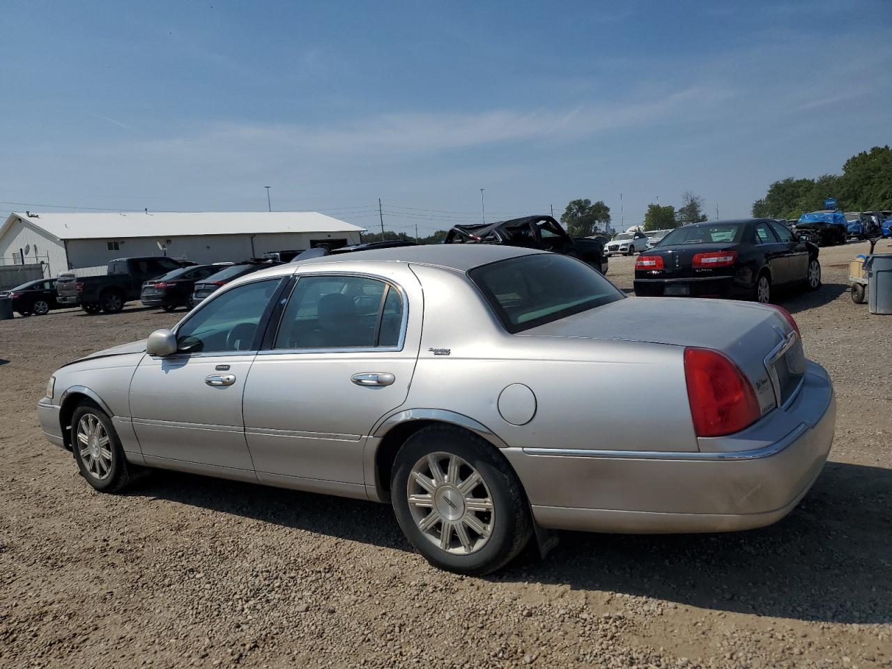 2010 Lincoln Town Car Signature Limited - Image 2