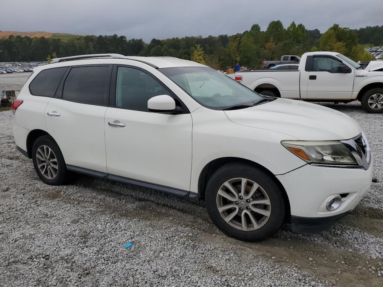 2016 Nissan Pathfinder S - Image 4