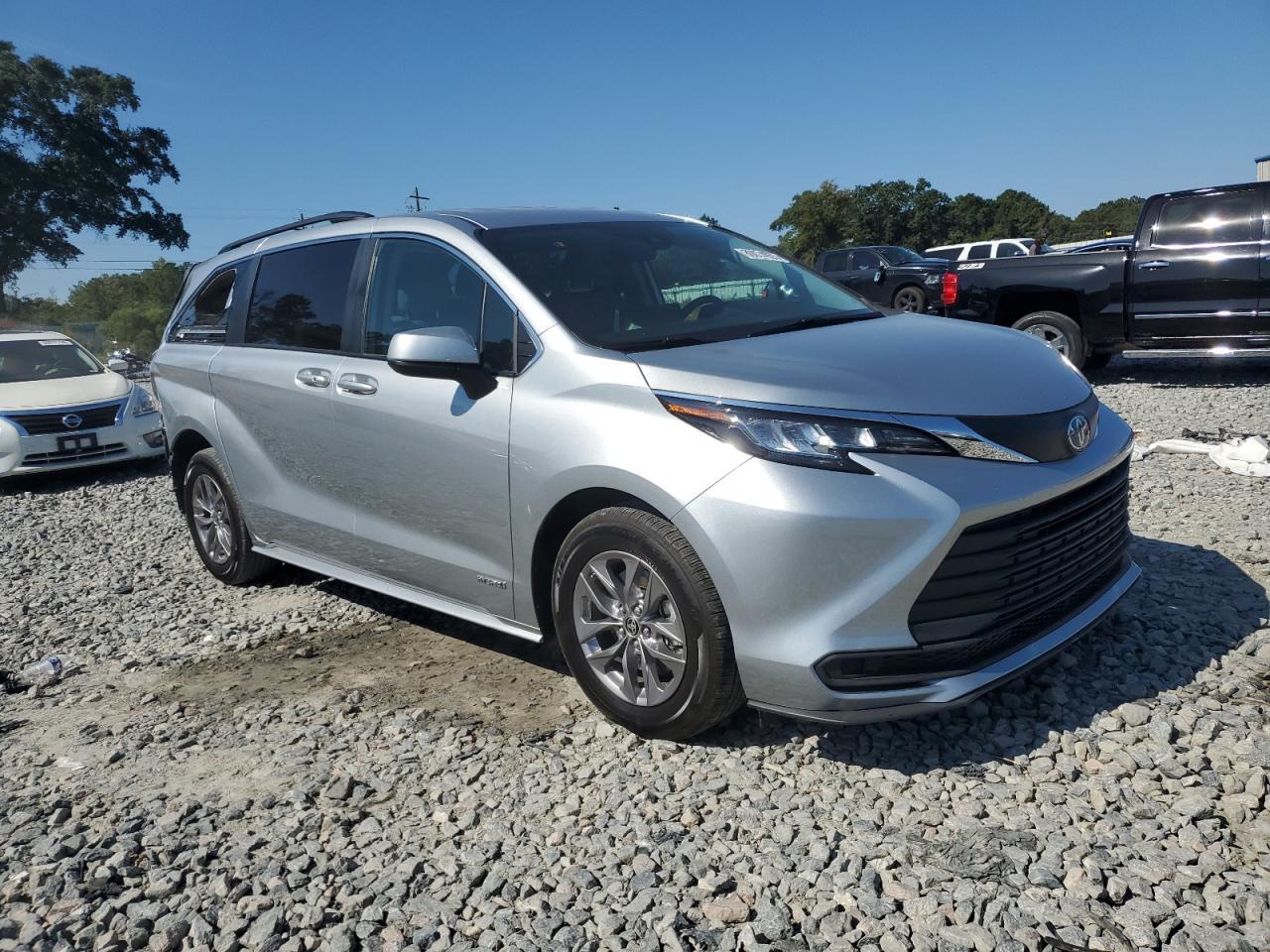 2021 Toyota Sienna Le - Фото 4
