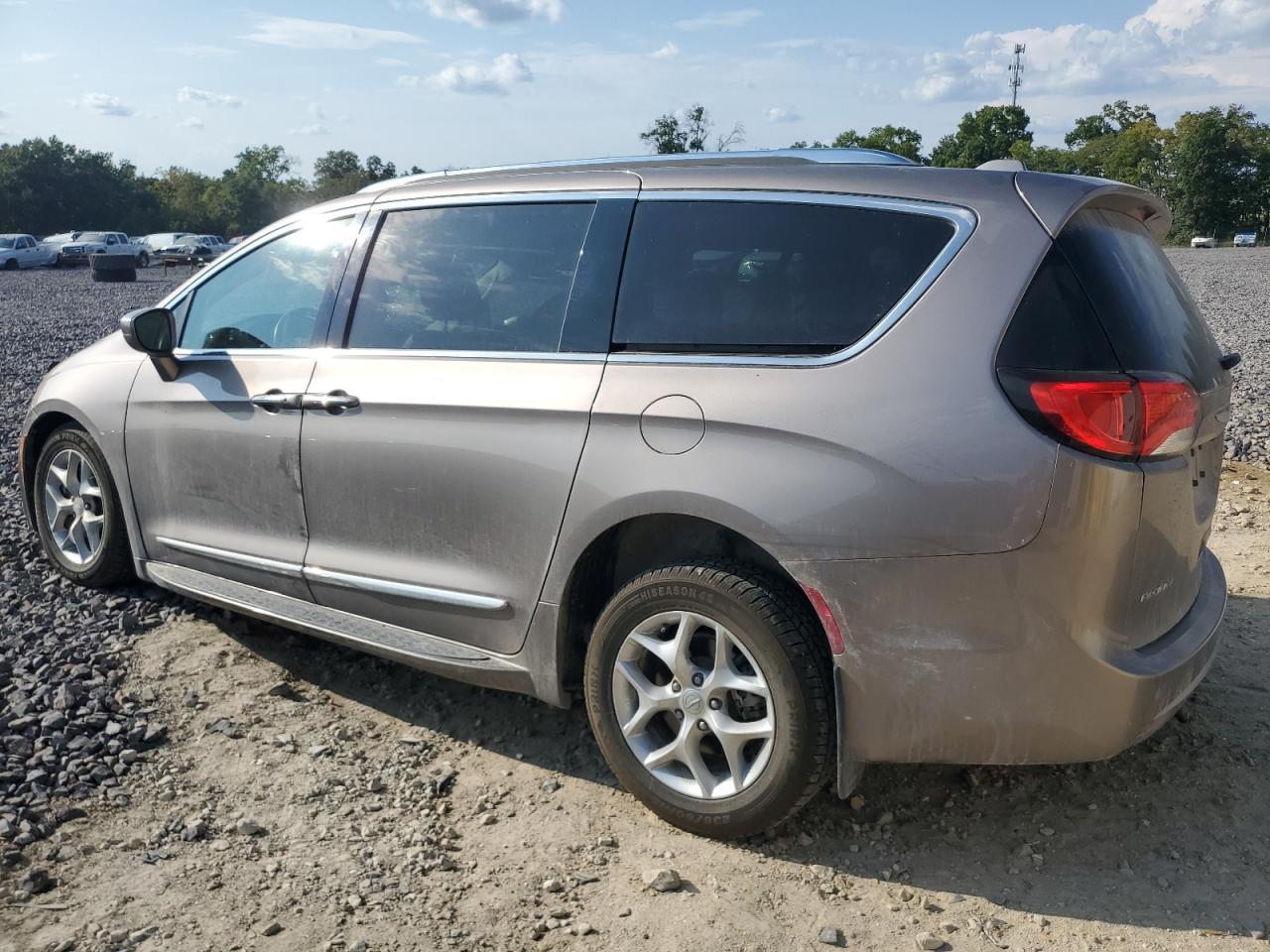 2017 Chrysler Pacifica Touring L Plus - Фото 2