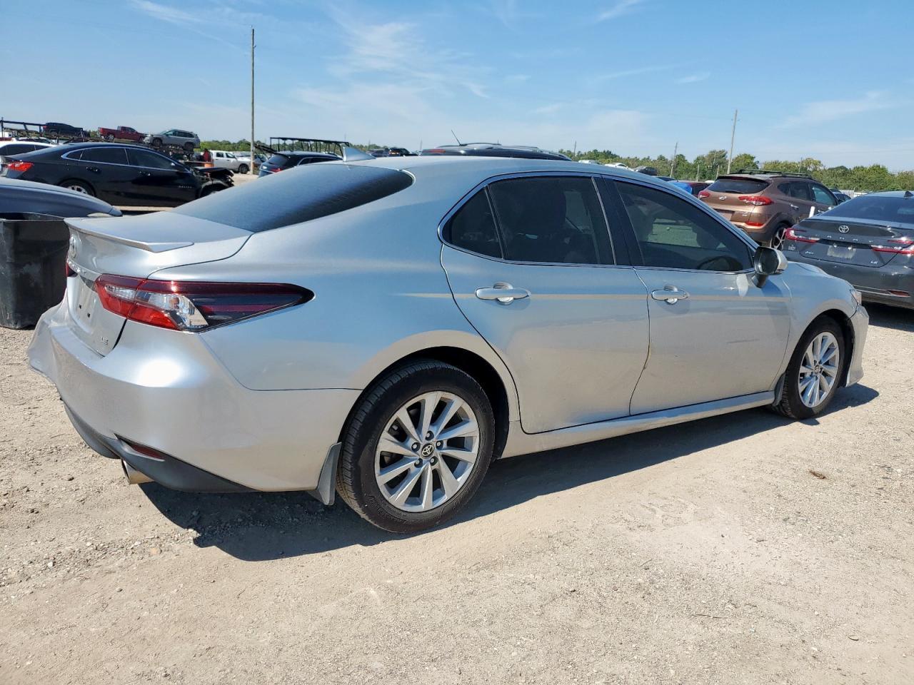 2022 Toyota Camry Le - Фото 3