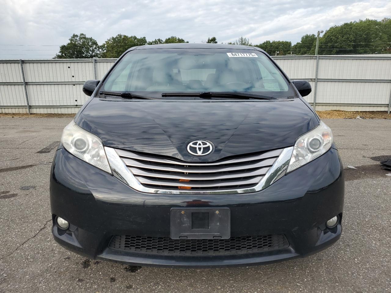 2017 Toyota Sienna Xle - Image 5