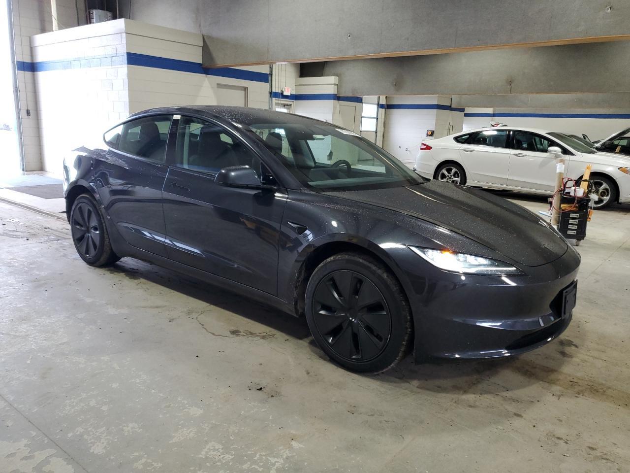 2025 Tesla Model 3 - Фото 4