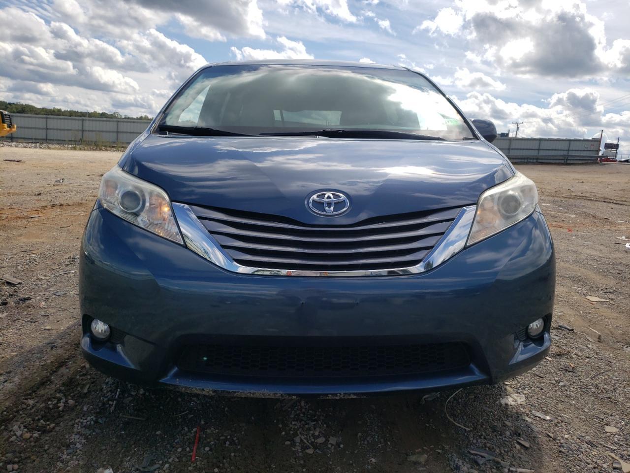 2017 Toyota Sienna - Image 5