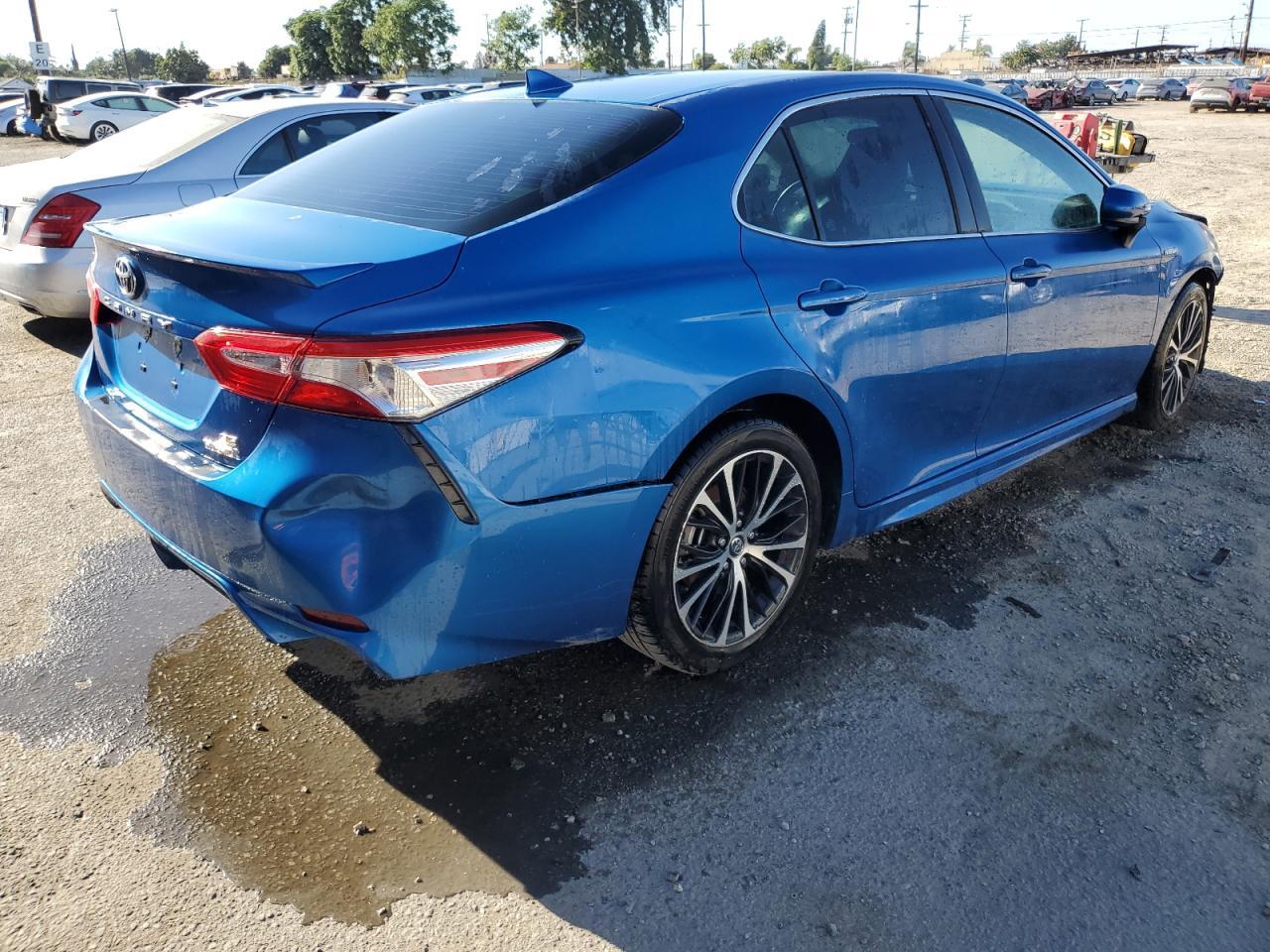 2020 Toyota Camry Se - Фото 3