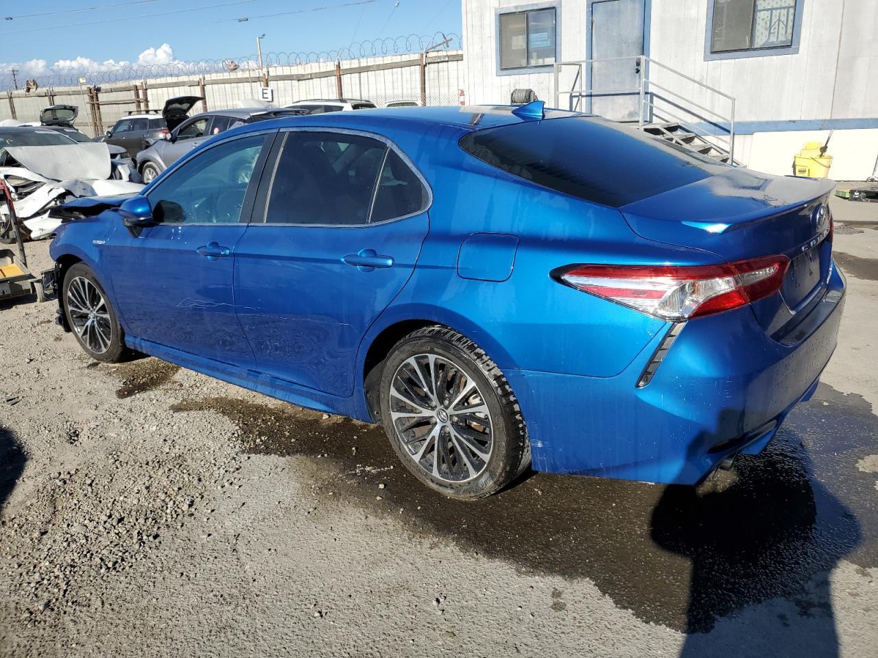2020 Toyota Camry Se - Фото 2