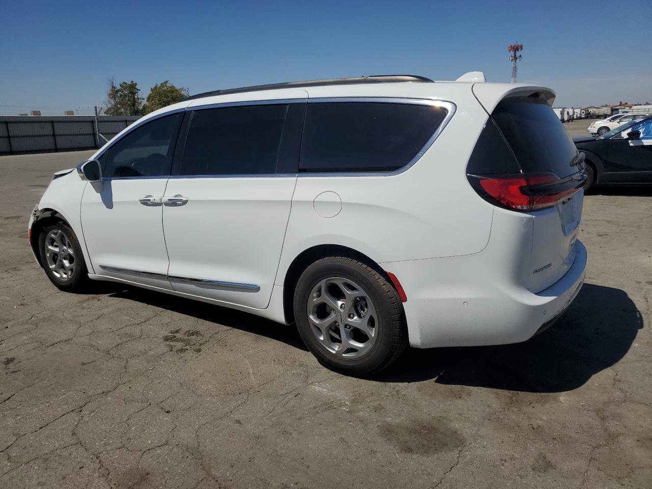 2022 Chrysler Pacifica Limited - Image 2