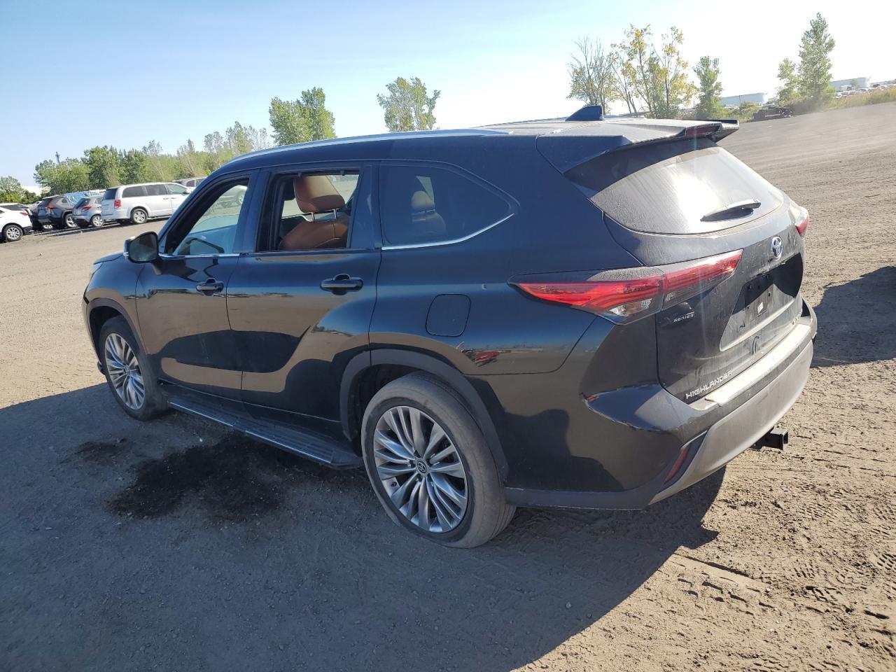 2022 Toyota Highlander Hybrid Platinum - Image 2