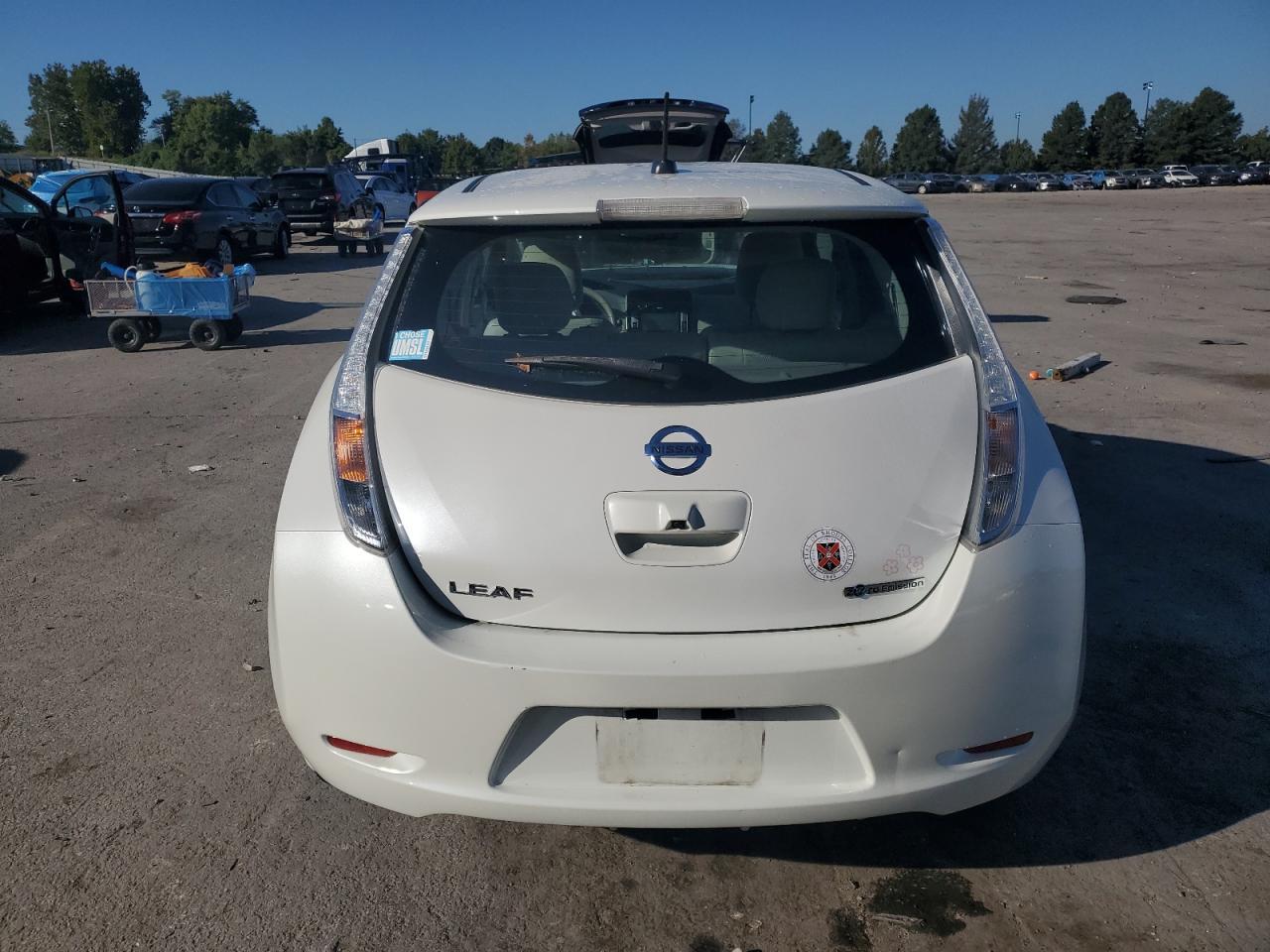 2015 Nissan Leaf S - Image 6