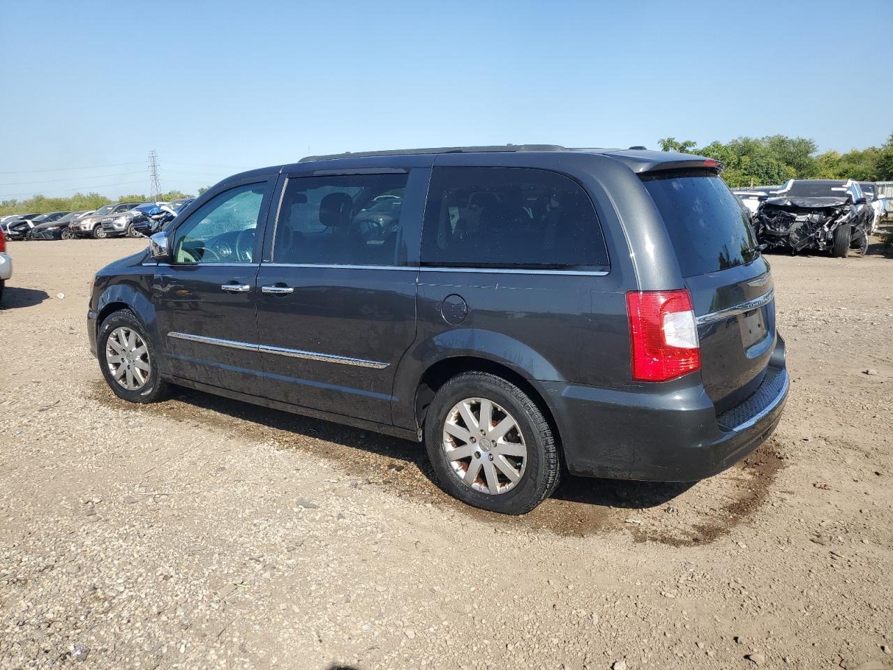 2012 Chrysler Town & Country Touring L - Фото 2