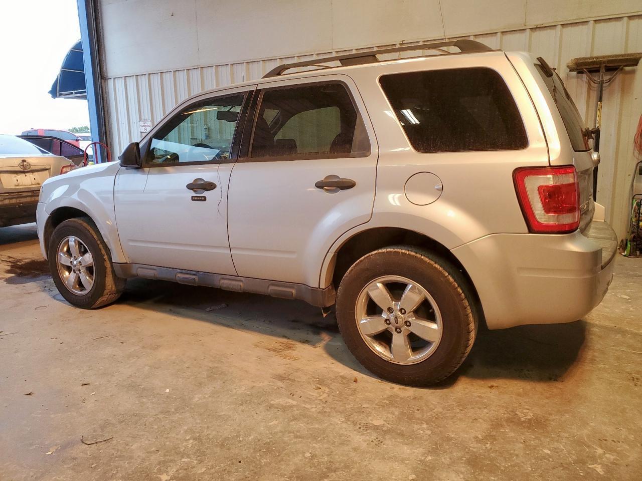 2011 Ford Escape Xlt - Image 2
