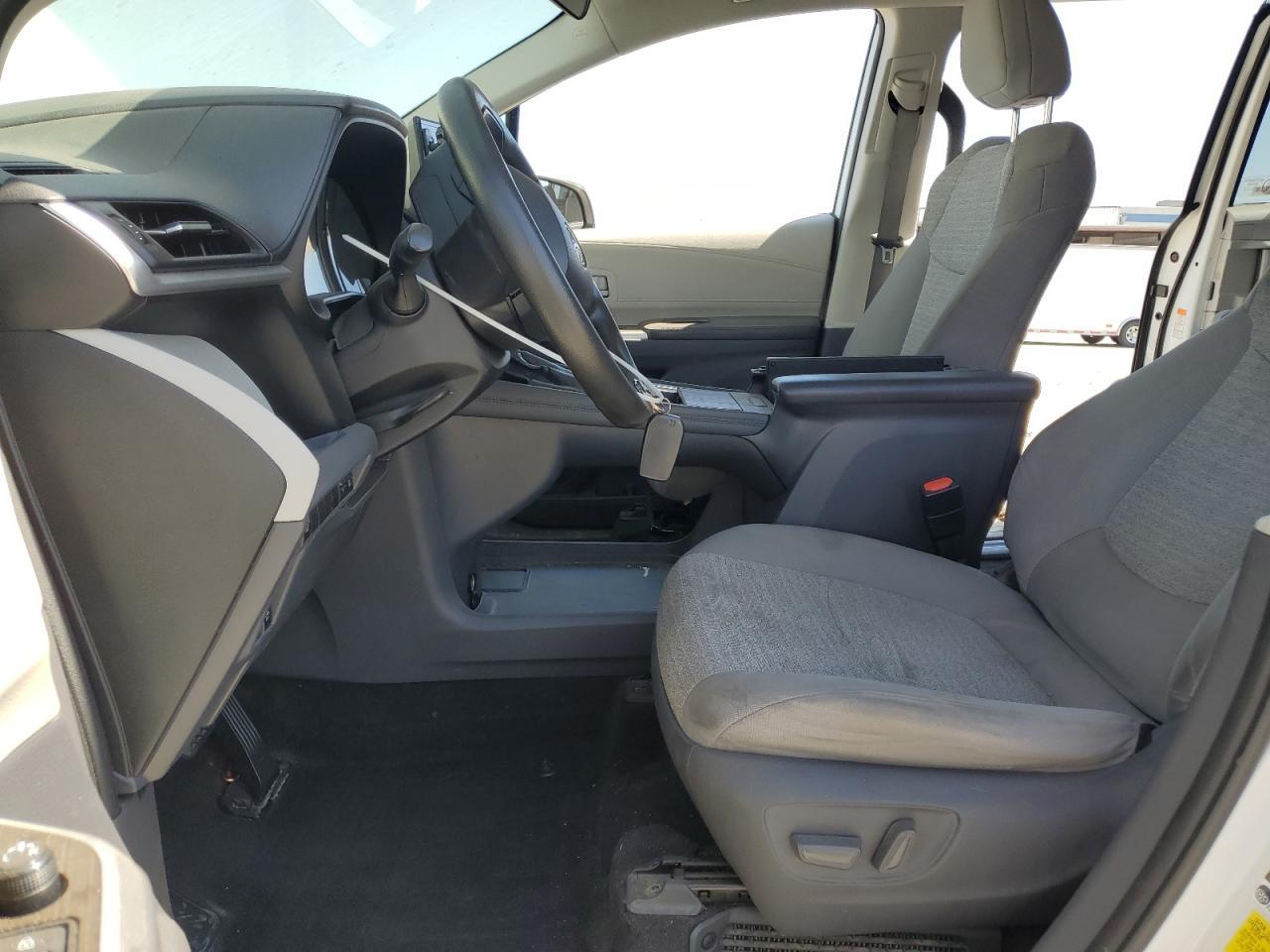 2021 Toyota Sienna Le - Image 7