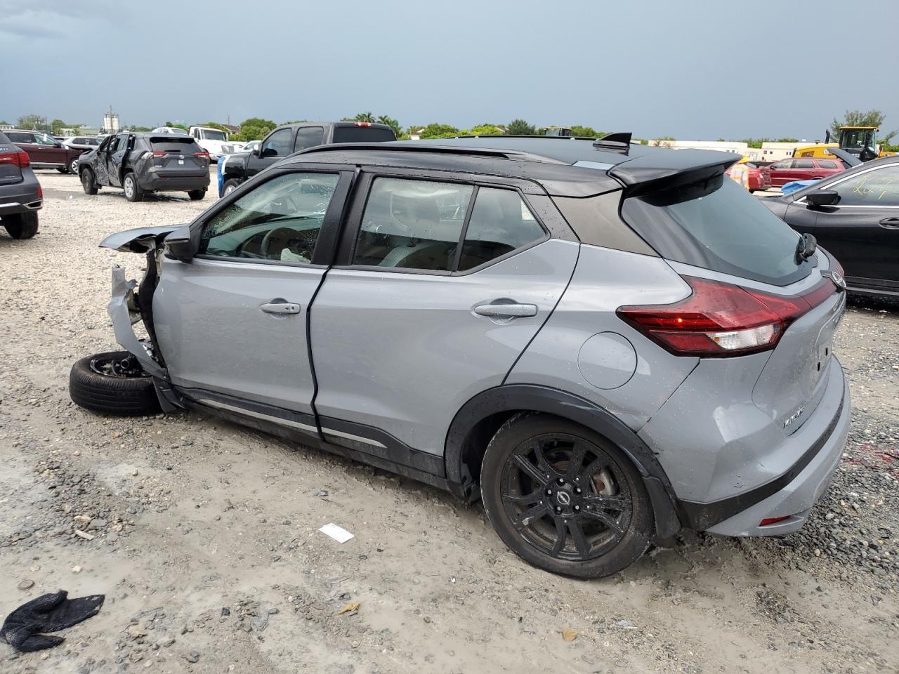 2023 Nissan Kicks Sr - Image 2