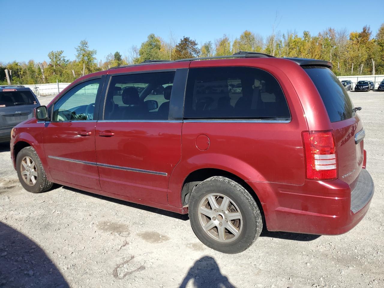 2010 Chrysler Town & Country Touring Plus - Фото 2