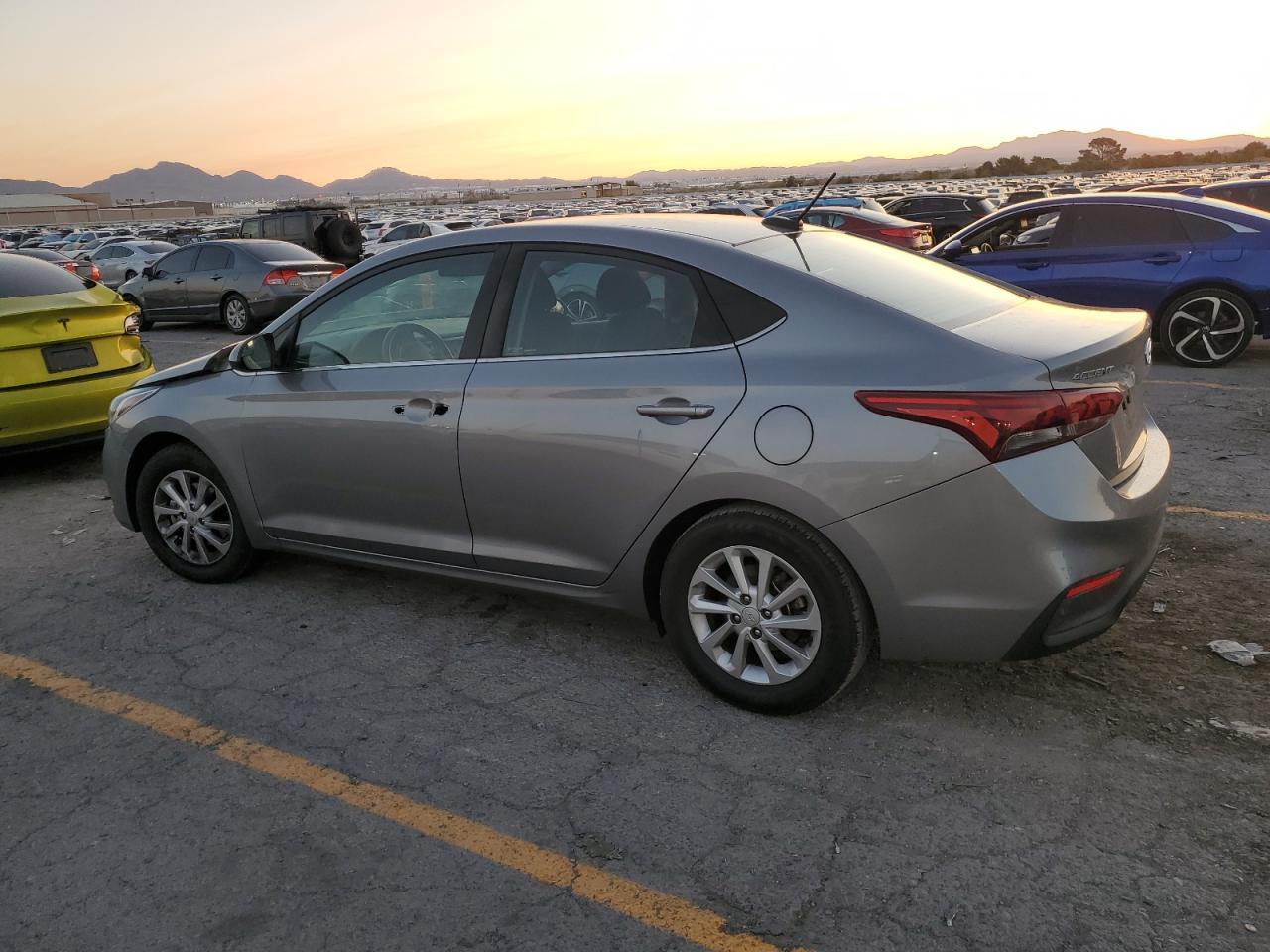 2021 Hyundai Accent Se - Фото 2