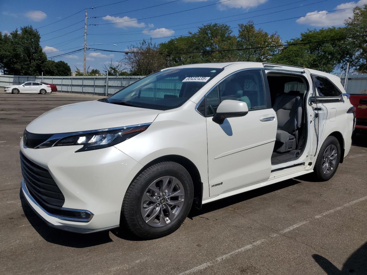 2021 Toyota Sienna Xle