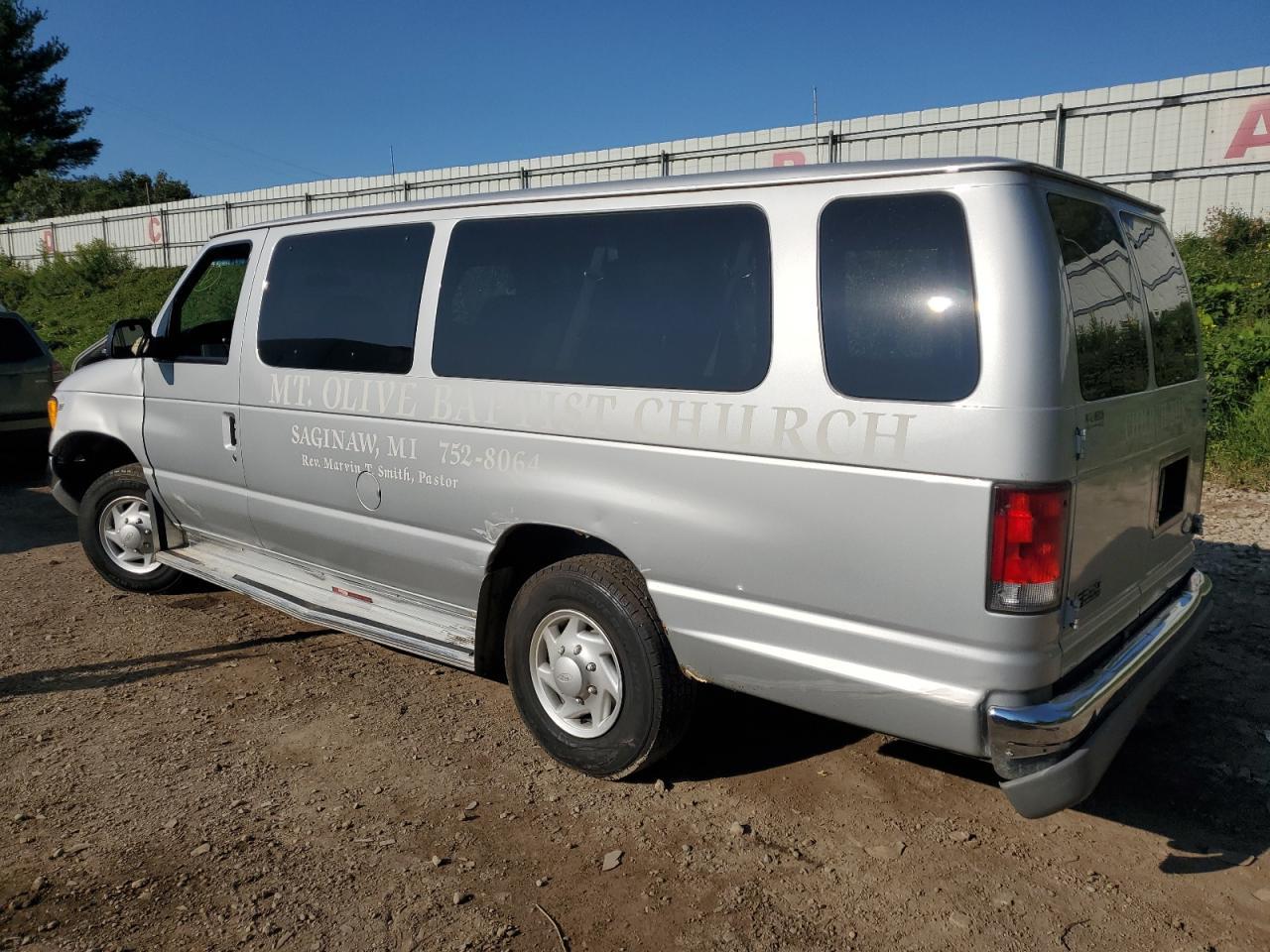 2000 Ford Econoline E350 Super Duty Wagon - Фото 2