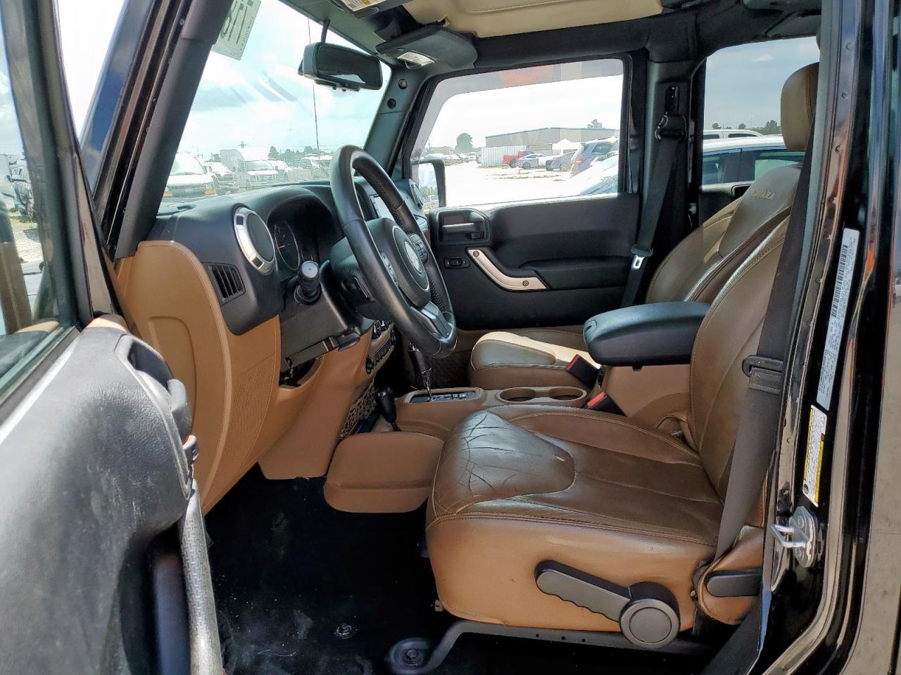 2015 Jeep Wrangler Unlimited Sahara - Image 7