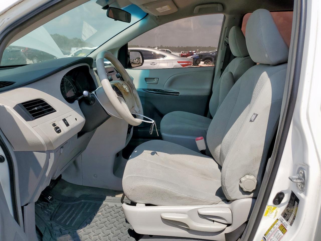 2012 Toyota Sienna - Фото 7
