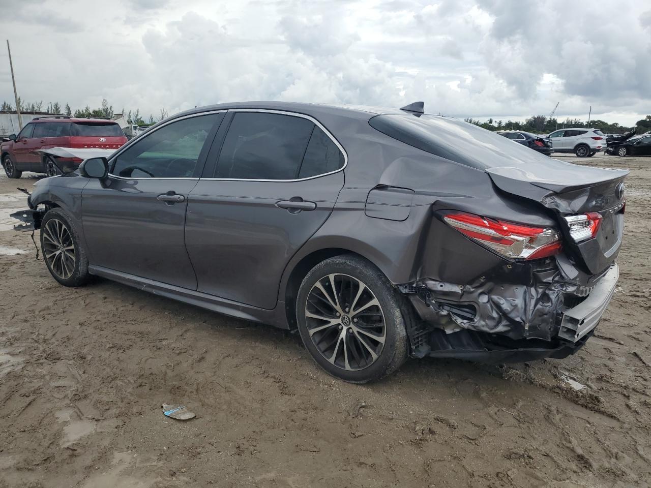 2020 Toyota Camry Se - Фото 2