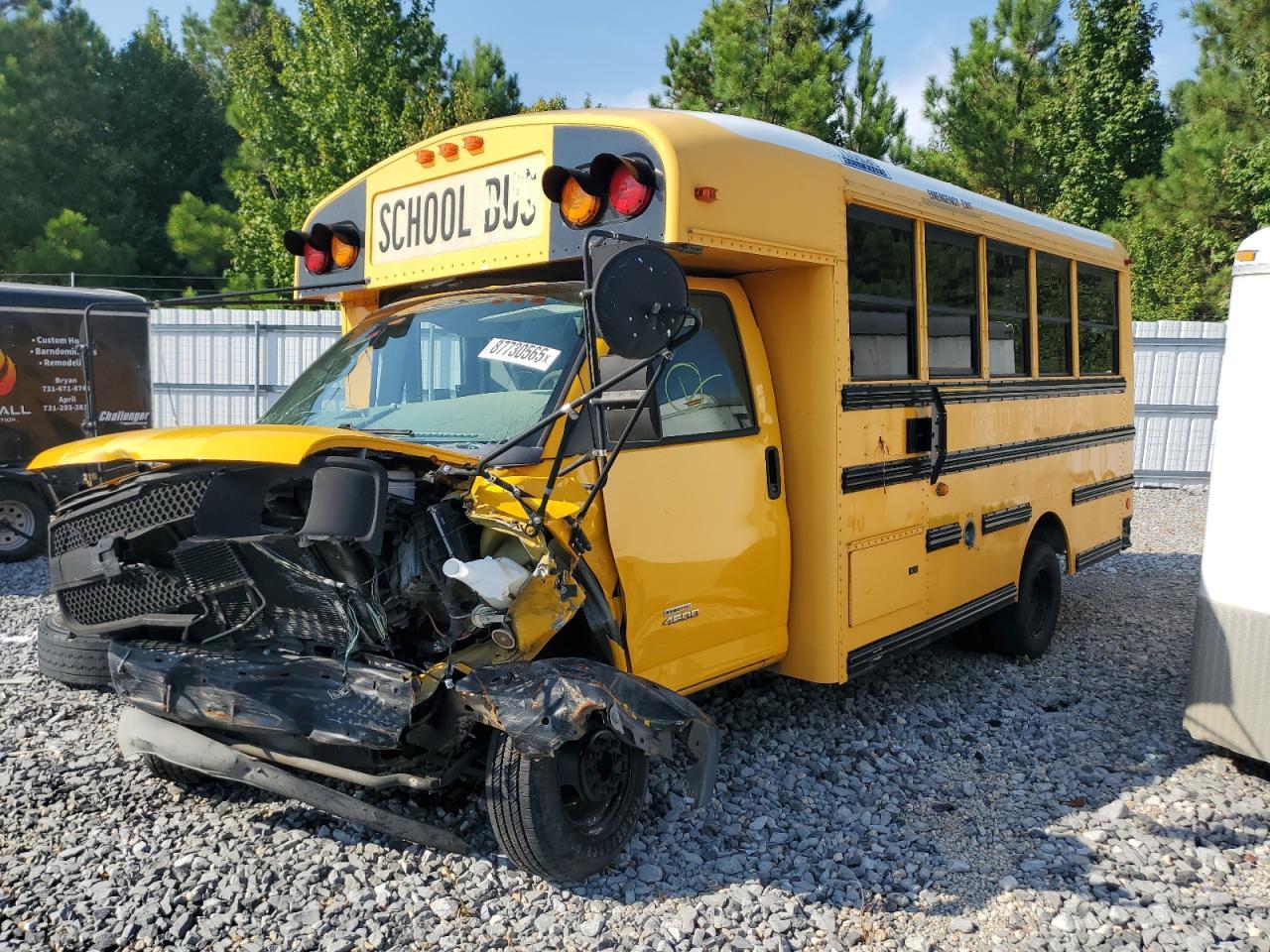 2010 Chevrolet Express Cutaway G4500 - Фото 2