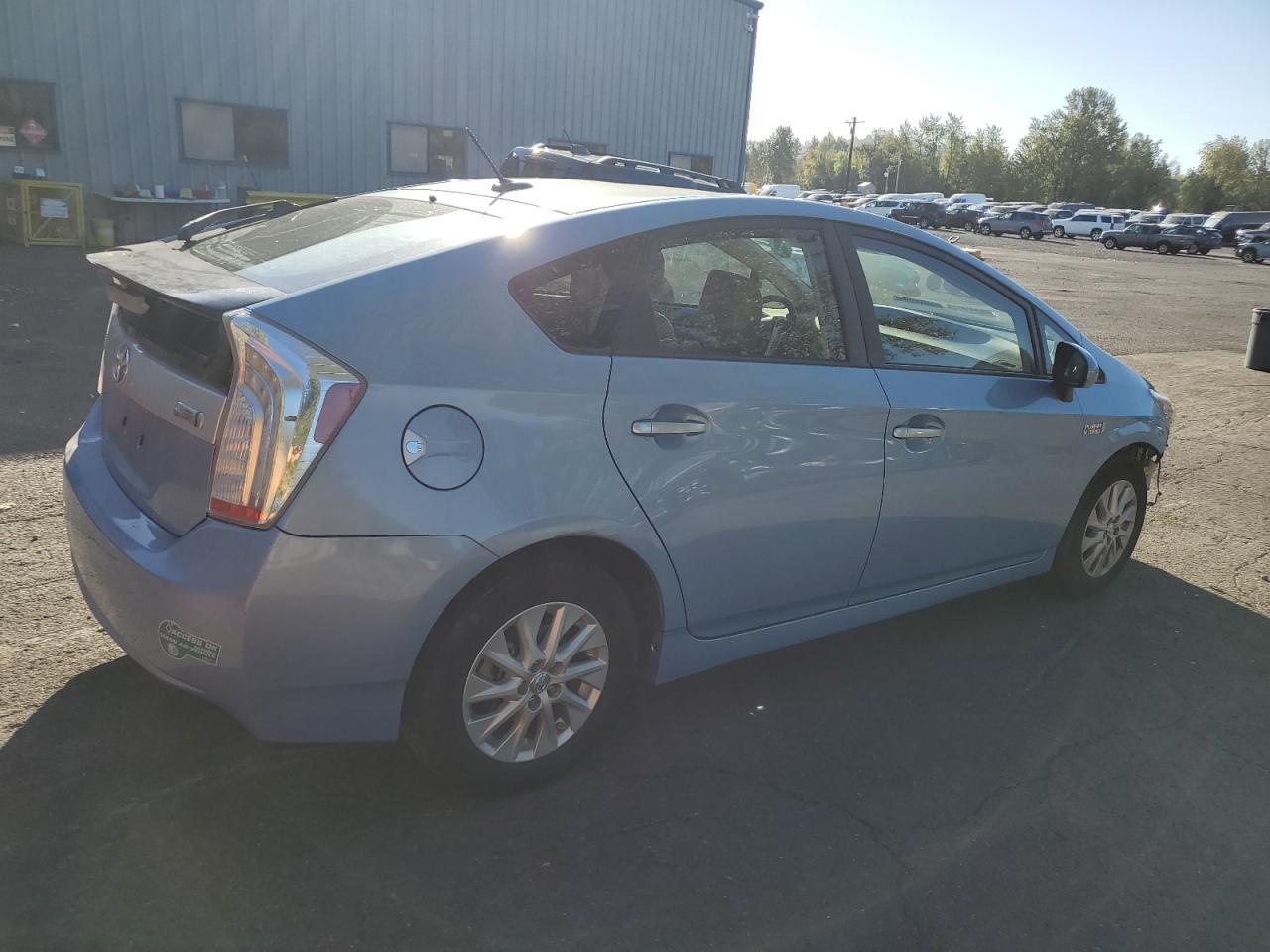 2014 Toyota Prius Plug-In - Image 3