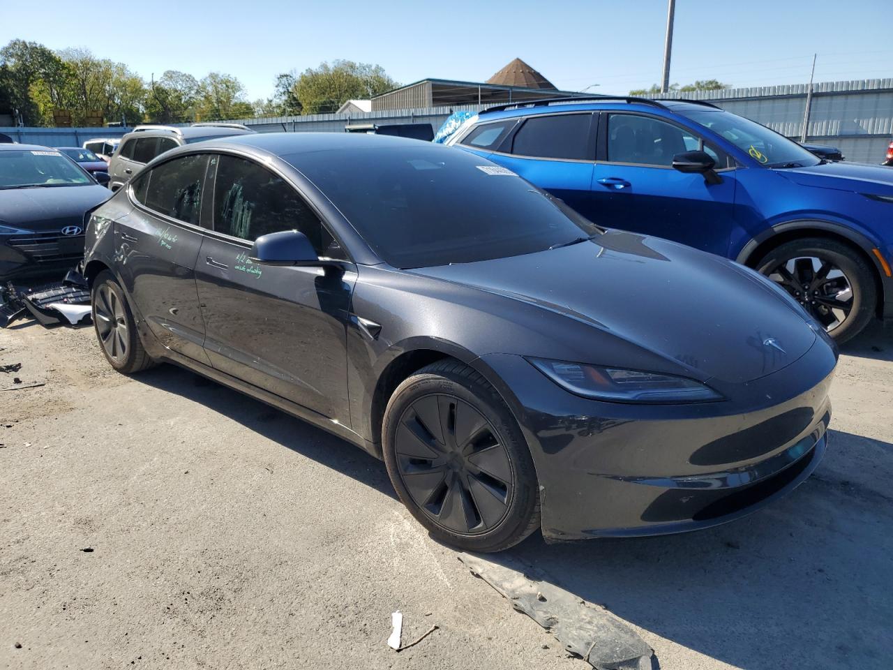2025 Tesla Model 3 - Фото 4