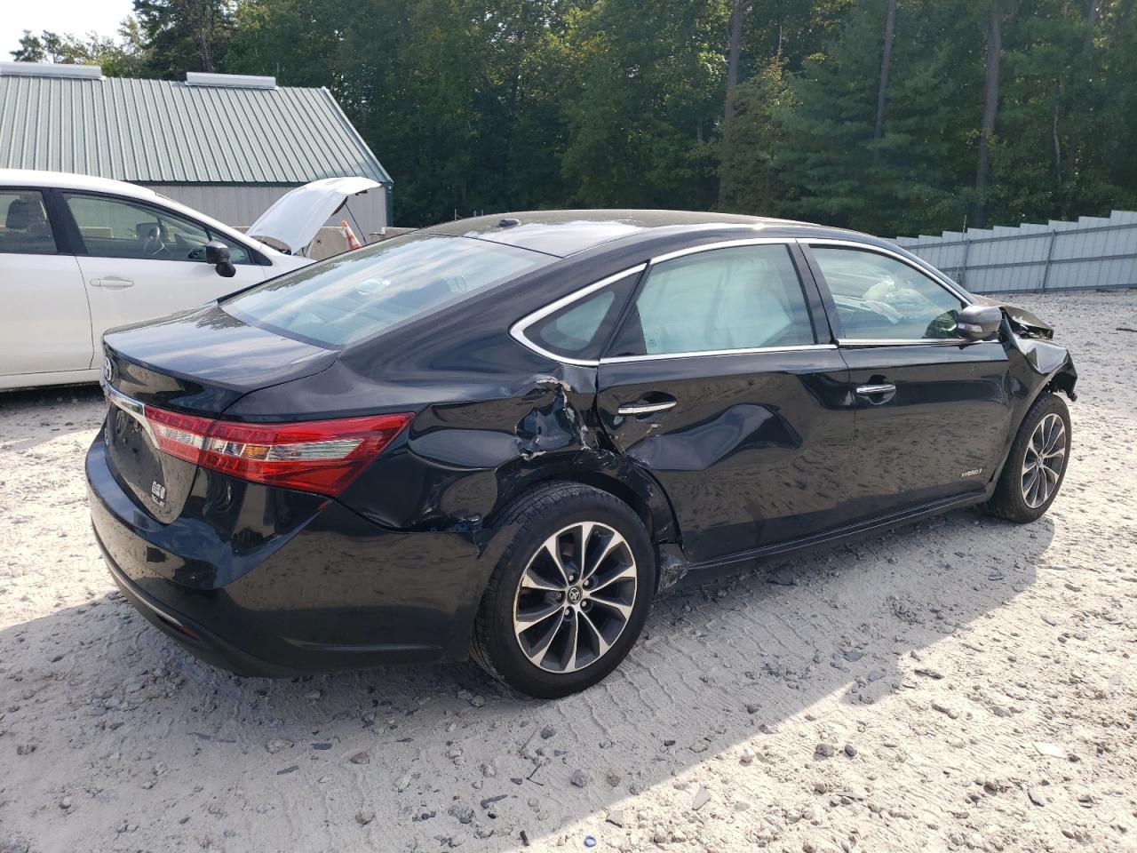2016 Toyota Avalon Hybrid - Image 3