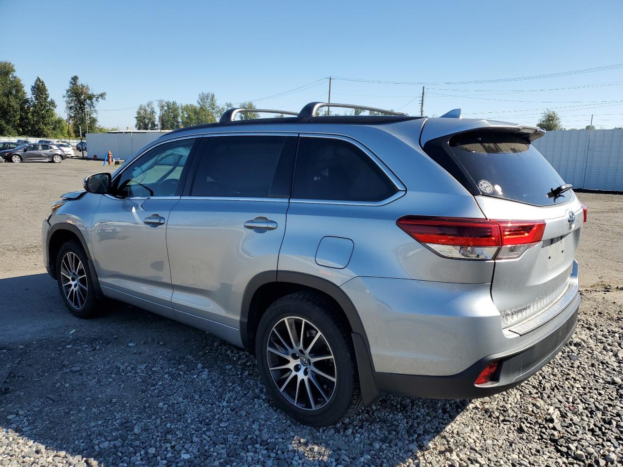 2017 Toyota Highlander Se - Фото 2