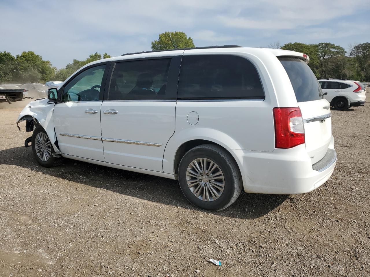 2016 Chrysler Town & Country Touring L - Фото 2