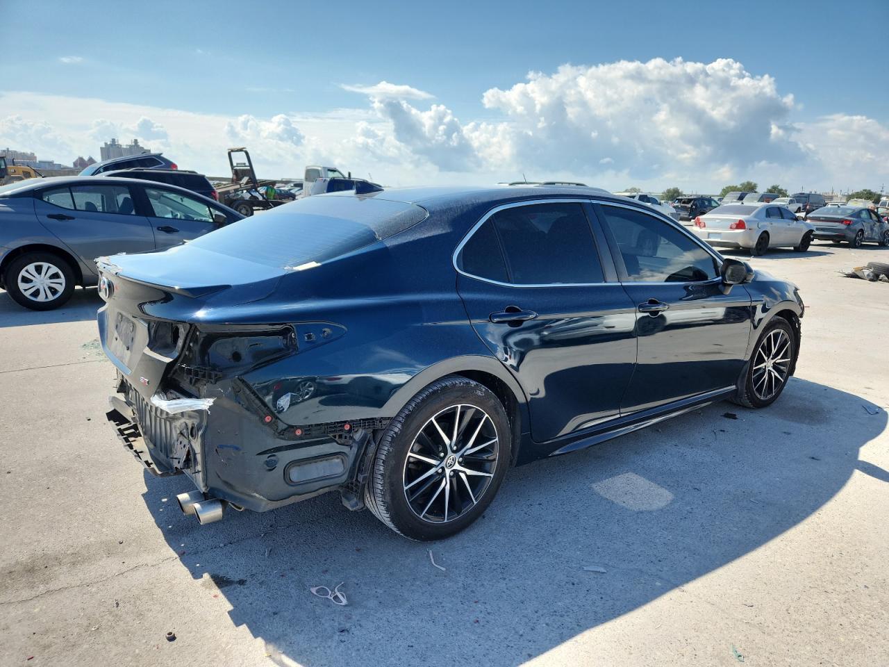 2021 Toyota Camry Se - Фото 3