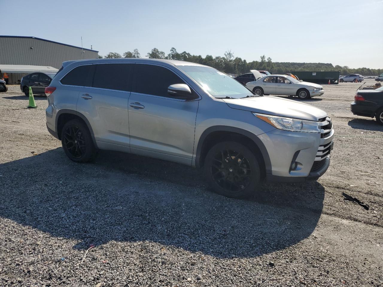 2017 Toyota Highlander Le - Фото 4