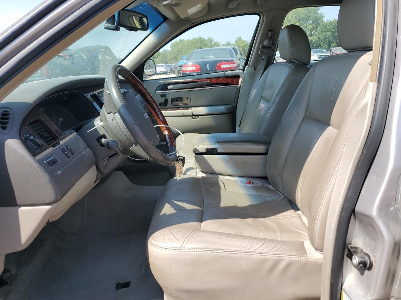 2010 Lincoln Town Car Signature Limited - Image 7