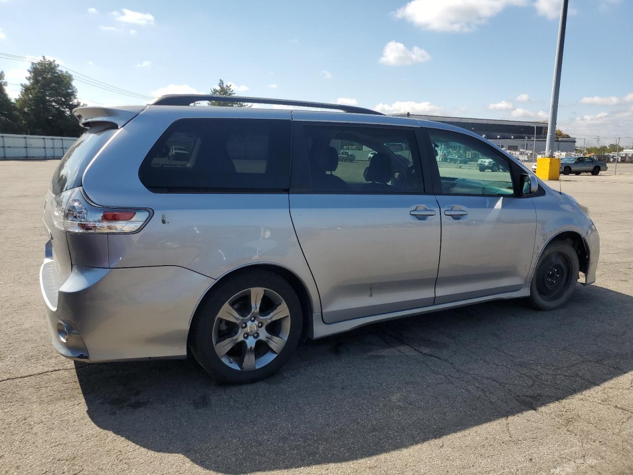 2012 Toyota Sienna Sport - Фото 3
