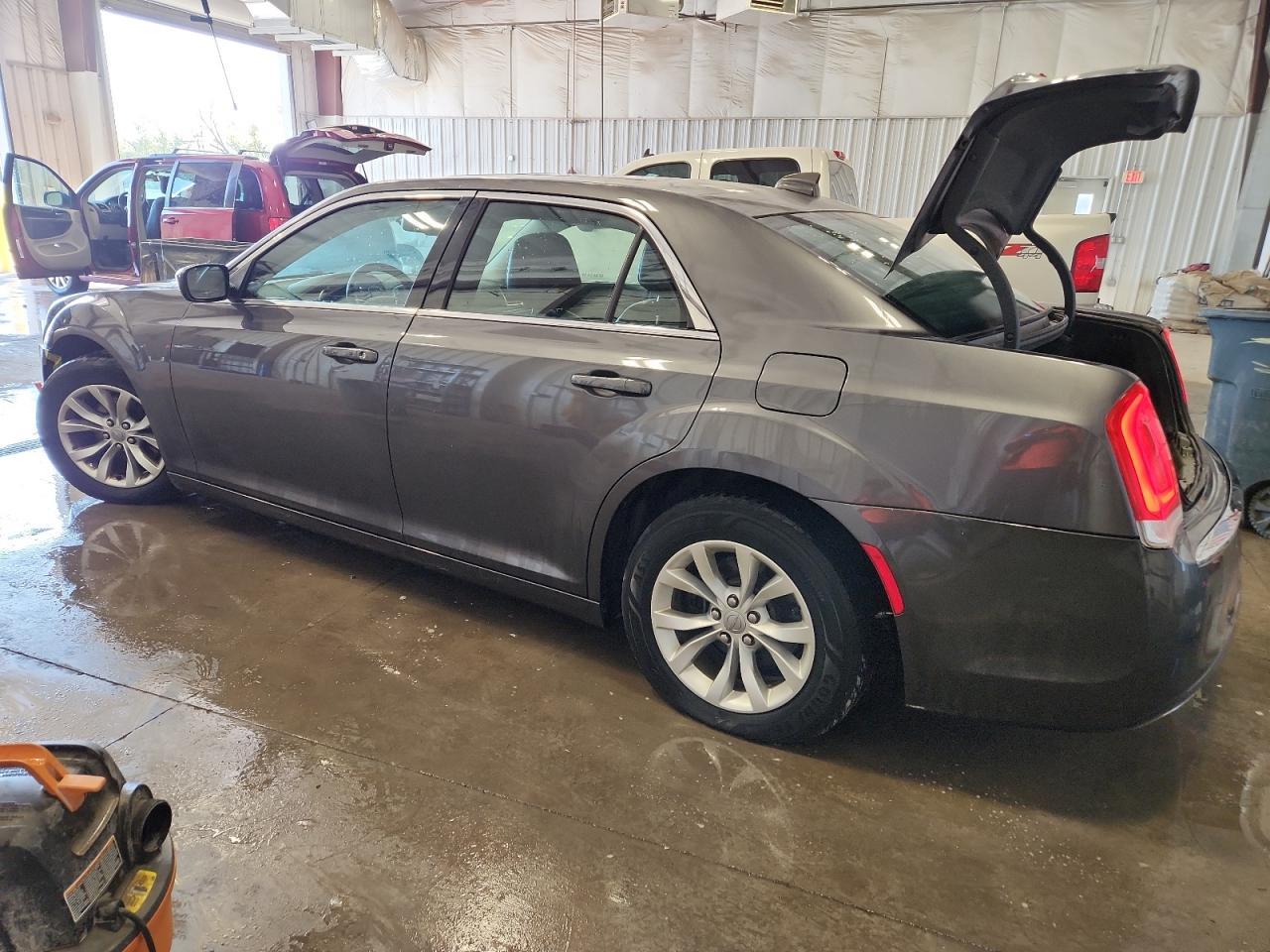 2016 Chrysler 300 Limited - Фото 2