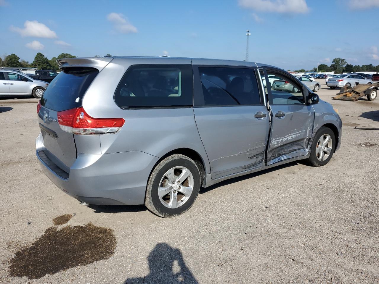 2011 Toyota Sienna - Фото 3
