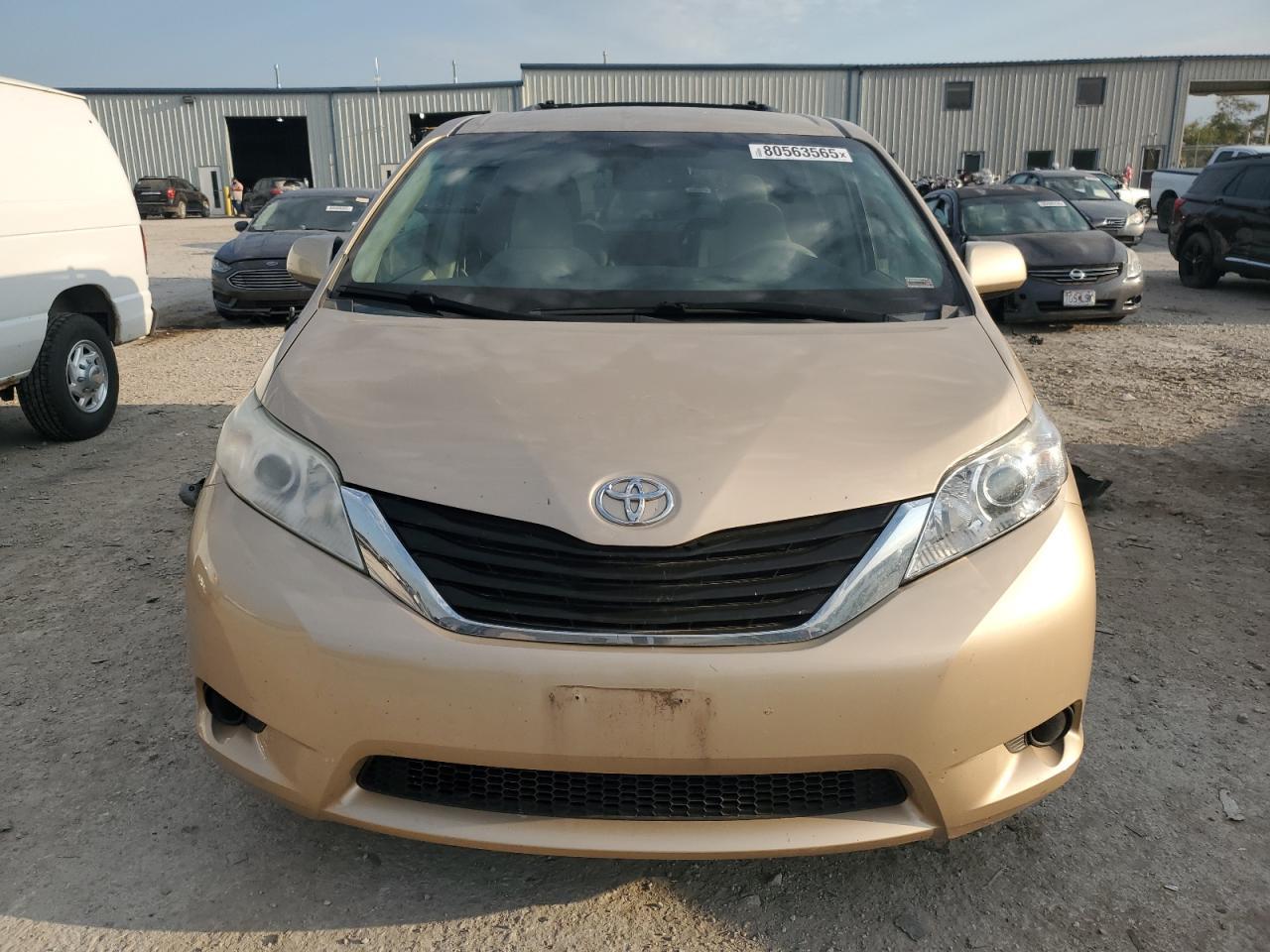 2012 Toyota Sienna Le - Image 5