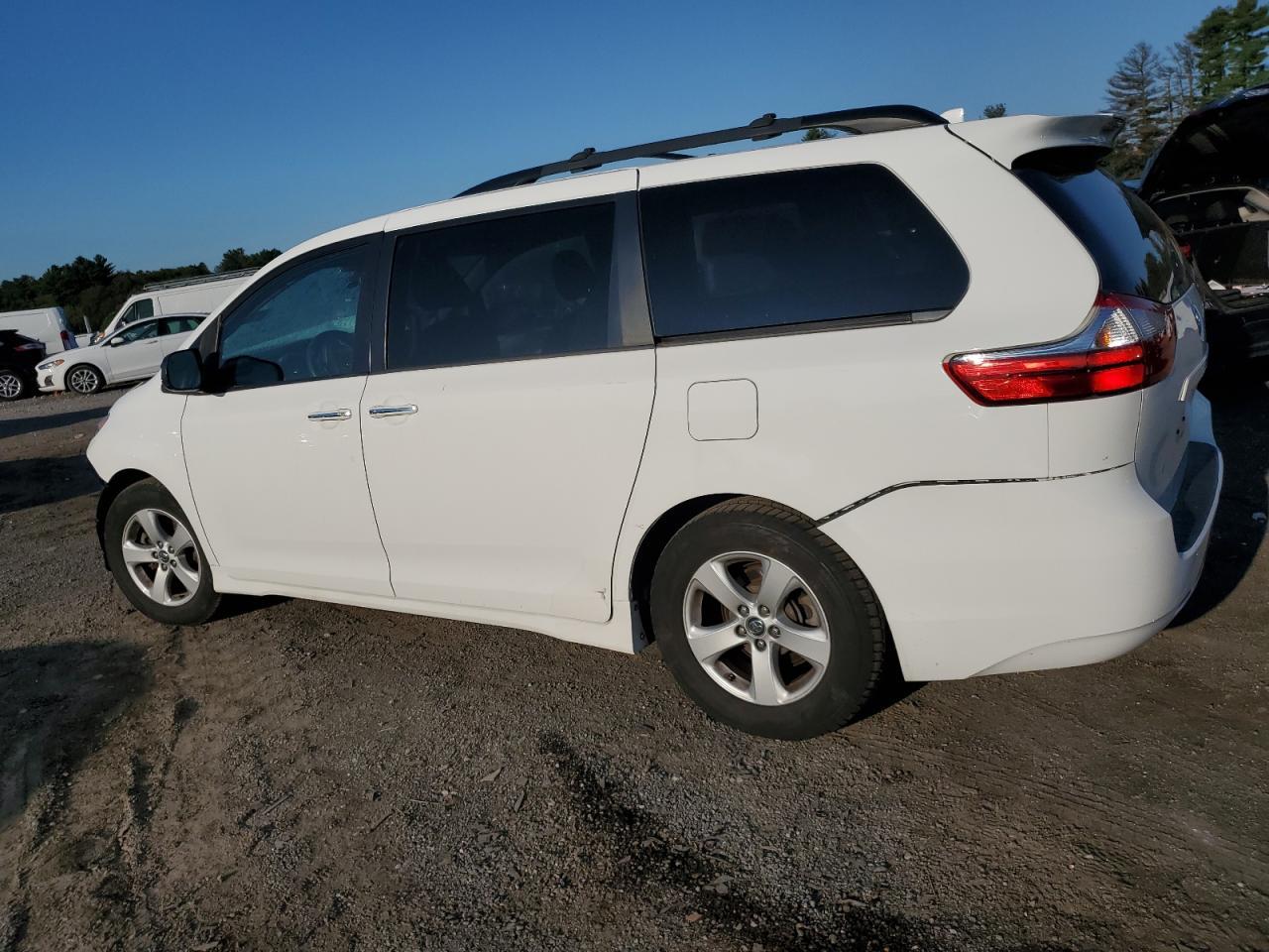 2019 Toyota Sienna Le - Фото 2