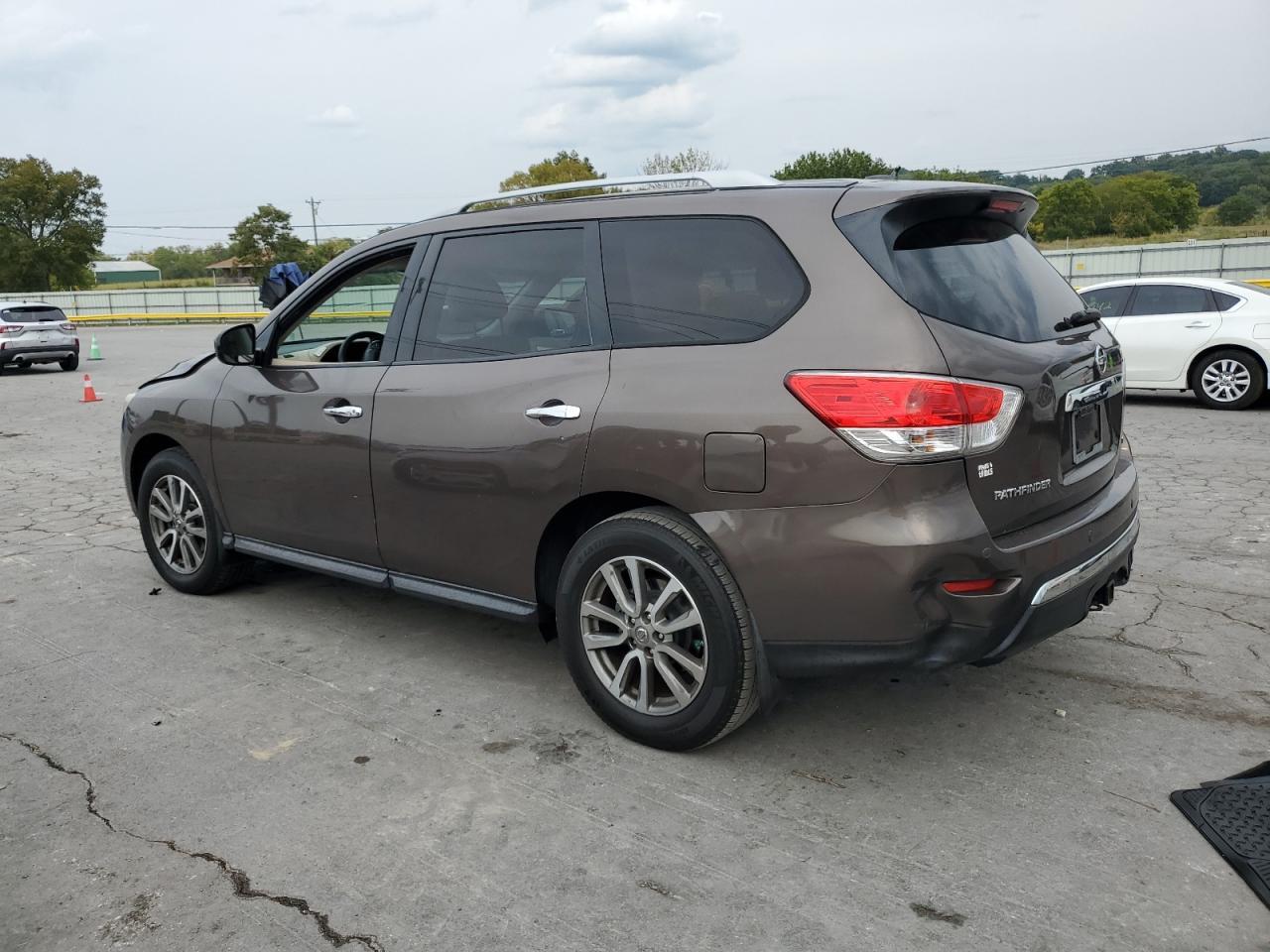 2016 Nissan Pathfinder S - Image 2