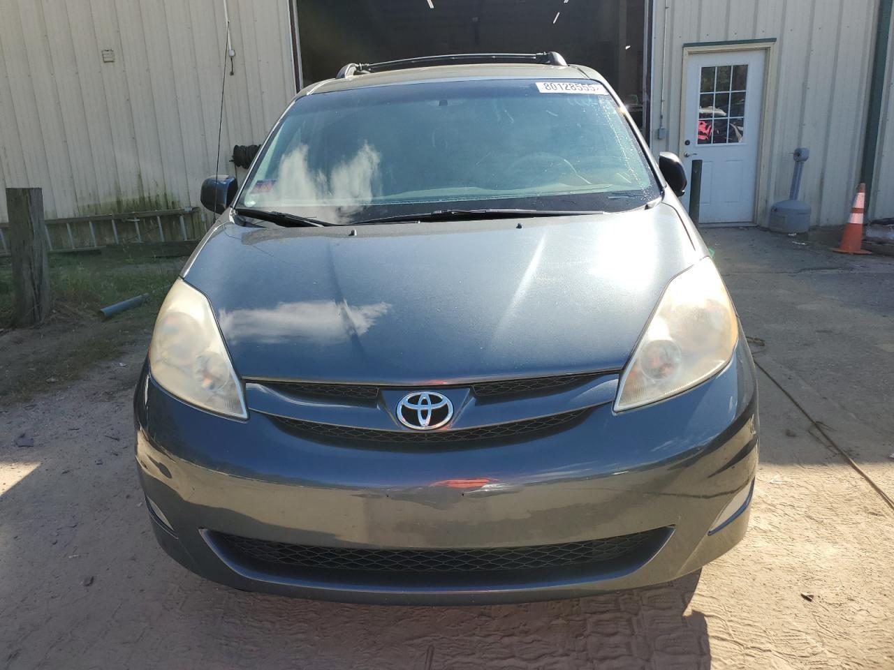 2010 Toyota Sienna Xle - Image 5