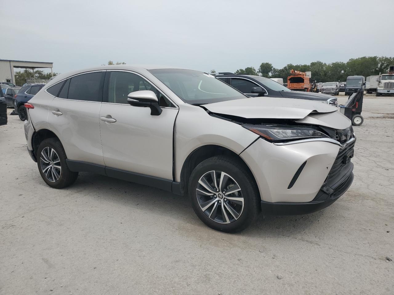 2022 Toyota Venza Le - Фото 4