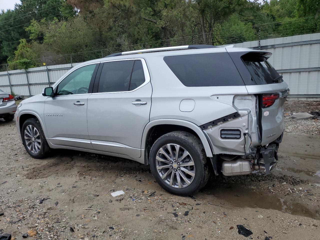 2022 Chevrolet Traverse Premier - Фото 2
