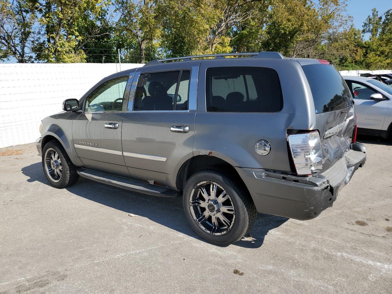 2007 Chrysler Aspen Limited - Image 2